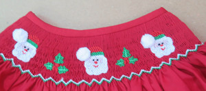 Robe de Noël rouge smockée pour petite fille, avec broderie Père Noël et houx, ourlet festonné et manches bouffantes - Product Image 5