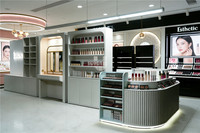 Meuble de présentation de parfums en bois sur mesure, mobilier tendance pour magasin de beauté, design d'intérieur sur mesure pour boutique de cosmétiques et maquillage