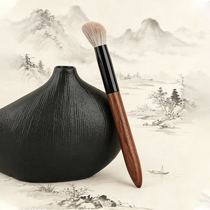 Brocha de maquillaje de pelo animal con contorno inclinado para colorete y sombra de ojos, uso general, mango de madera, origen Cangzhou - Product Image 2