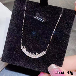 Collana con pendente a forma di V piccola, design con pietre scintillanti, catena semplice e lussuosa per donna - Product Image 5