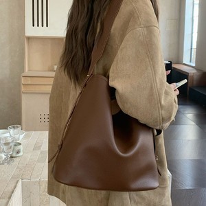 กระเป๋าถือสีน้ำตาลทรงถังสำหรับผู้หญิง ความจุเยอะ สายสะพายแม่เหล็ก สะพายไหล่หรือสะพายข้าง ใช้ได้ทุกวัน คอลเลคชั่นฤดูใบไม้ร่วง 2024 - Product Image 3