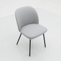 Fauteuil lounge contemporain avec dossier rembourré doux, assise large et base à quatre pieds noire pour réception d'hôtel