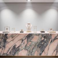 Style au choix personnalisé, grande dalle de marbre naturel artistique foncé et élégante, idéale pour les espaces modernes et personnalisés.