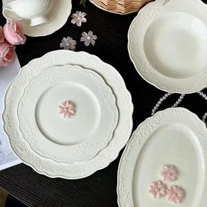 Plato Plano Blanco de Diseño Moderno con Rosas, Estilo Francés, Grabado, Apto para Microondas, Vajilla Occidental de Porcelana Pulida con Superficie Lisa - Product Image 2
