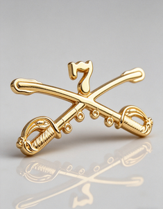 ตราสัญลักษณ์โลหะรูปดาบไขว้กองทหารม้าที่ 7 แบบกำหนดเอง ชุบนิกเกิลสีทอง ตราเข็มกลัดติดปกเสื้อทหารม้าสหรัฐฯ - Product Image 5