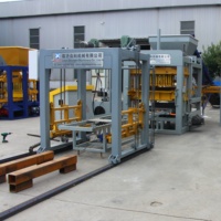 Machine à fabriquer des blocs de béton vibratoires QT4-15 avec moules personnalisés
