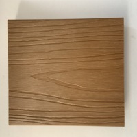 Tarima de WPC Coextruido de Primera Calidad, 140-23 mm, Gris Claro, con Relieve Profundo, Resistente al Agua, para Patios Exteriores