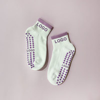 Chaussettes de yoga et de Pilates antidérapantes avec logo personnalisé, motif tie-dye, cœur violet, grip en silicone, chaussettes de cheville pour femmes, barre, entraînement en intérieur, maison