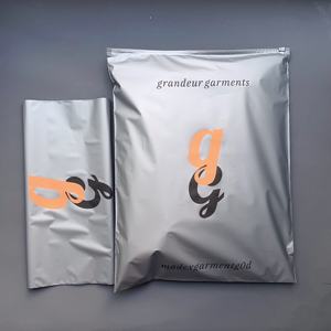 Sacs à fermeture éclair argentés de qualité supérieure - Sacs en polyéthylène personnalisés avec logo orange imprimé pour le stockage et l'expédition de vêtements - Product Image 6