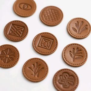 Тег из искусственной кожи с тиснением - Product Image 1