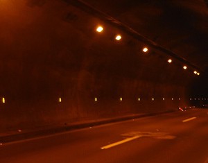 Reflector Rectangular para Barandas de Carreteras con Alto Rendimiento de Reflectancia y Resistencia a la Abrasión. - Product Image 4