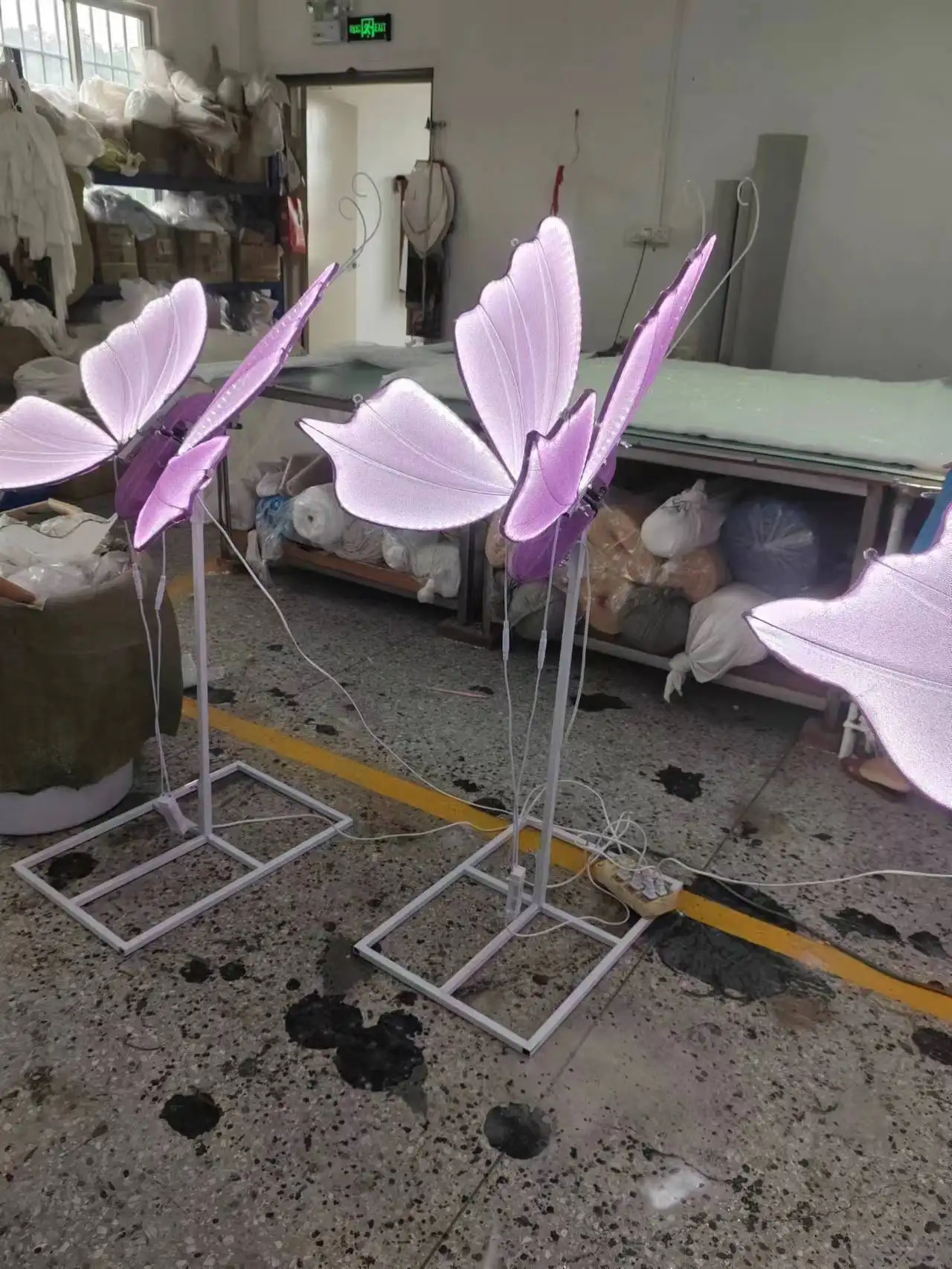 Open and close the butterfly Glowing butterfly wings moving butterfly wedding decoration Activity arrangement.