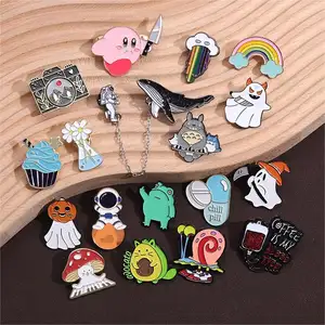 Großhandel Herstellung bereit, Bulk Stock gemischte Cartoon Charm weiche Emaille Pin zu versenden