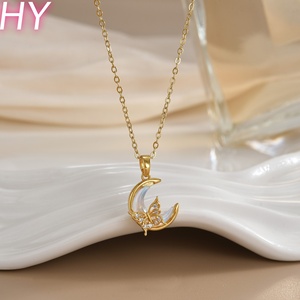 Collar HY Golden Butterfly Crescent de acero inoxidable 316L con detalles de diamantes y colgante de luna. - Product Image 2