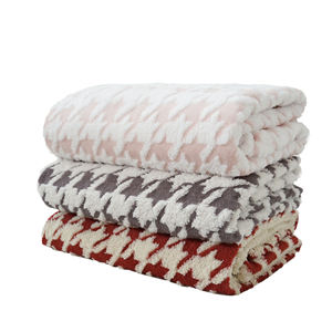 Manta de punto Jacquard 3D ligera y personalizada, forro polar esponjoso con estampado rojo Reversible, estilo moderno, suave, acogedor, cálido, regalo perfecto - Product Image 6