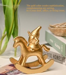 Resina adorna la estatua con lindos caballeros y enanos montando caballos. Un regalo de Gnomo para los amantes de los caballos Artesanías de resina - Product Image 5