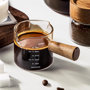 Verre à shot d'espresso avec poignée en bois, pichet doseur en verre avec échelle en onces et en ml, bec verseur, petite carafe à lait pour café - Product Image 1