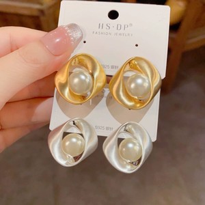 ต่างหูมุกเกลียวชุบทองแบบโอเวอร์ไซส์ สไตล์ยุโรปอเมริกัน สำหรับผู้หญิง - Product Image 5