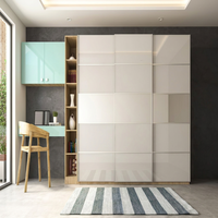 Armoire sur mesure avec portes coulissantes pour chambre à coucher