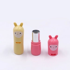 Tube de rouge à lèvres vide en plastique de luxe avec pompe, logo personnalisé, finition rouge, argentée ou dorée – Adorable tube vide pour cosmétiques - Product Image 3