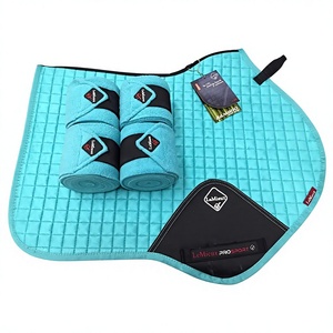 Tapis de selle équestre à thème de Noël, rouge et vert, matelassé, avec bandages et bonnet d'oreille assortis pour la course et l'équitation - Product Image 3