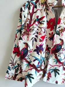 เสื้อแจ็คเก็ตบอมเบอร์กำมะหยี่พิมพ์ลายป่าสีขาว แบบกลับด้านได้ เป็นมิตรกับสิ่งแวดล้อม ทำด้วยมือ ความยาวสั้น เหมาะสำหรับฤดูหนาว - Product Image 3