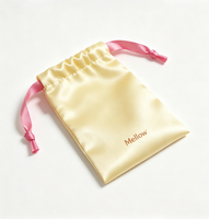 Pochette à cordon en satin personnalisée, sac en tissu de soie sur mesure pour produits de beauté, emballage promotionnel en gros pour la vente au détail