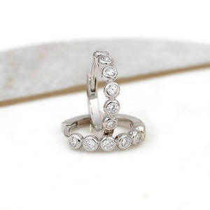 Orecchini a Cerchio Placcati in Oro Bianco con Cristalli e Strass Incastonati, Stile Classico per Uso Quotidiano Femminile - Product Image 4