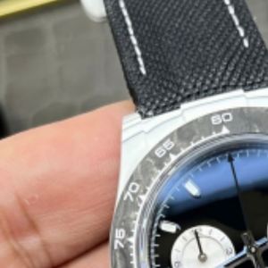 Reloj mecánico de acero inoxidable resistente al agua con calendario perpetuo redondo de zafiro azul, personalizado, elegante y lujoso. - Product Image 3