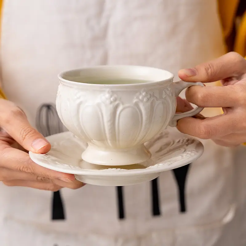Tasse en céramique élégante de motif de gaufrage européen en gros de 220ml avec soucoupe Assiette de tasse à café à dessert en porcelaine de luxe