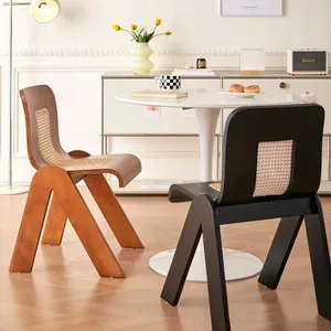 Vente en gros Chaise de salle à manger en rotin moderne de luxe en bois de canne pour restaurant en frêne noir avec accoudoirs