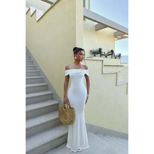 Robe de mariée blanche style bal avec broche décorative, design moderne sans bretelles, taille XL, ornée de perles pour la mariée - Product Image 3