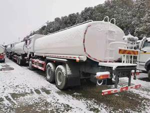 Camion-citerne Sinotruk HOWO 6X4 pour le transport de carburant diesel, camion-citerne à 10 roues - Product Image 2