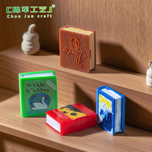 Les nouveaux produits de Weij Landscapes incluent des livres de contes de fées simulés, des maisons DIY pour enfants, des décorations pour étagères, des décorations de bureau et des décorations de voiture. - Product Image 4
