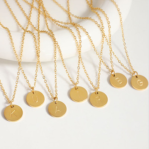 Collar minimalista de acero inoxidable para mujer, colgante de oro de 18K con inicial de A-Z grabada con 26 letras, disco con alfabeto redondo - Product Image 1