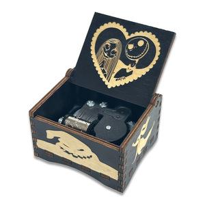 Novedad Caja Musical Pequeña de Madera de Cuerda con Mecanismo de Movimiento Automático de Anime y Dibujos Animados para Regalo de <span class=keywords><strong>Feliz</strong></span> <span class=keywords><strong>Cumpleaños</strong></span> y Halloween - Product Image 3