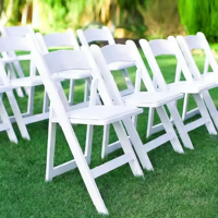Chaise pliante d'extérieur en résine blanche pour événements, mariages, jardins, style Tiffany et Wimbledon, pour marchés en ligne chinois, vente en gros