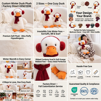 Peluche Canard avec Cache-Oreilles Rouges et Écharpe – Style Hiver – Poupée Animalière Rembourrée – Décoration Maison – Cadeau Doux en Peluche