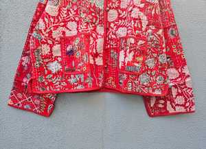 เสื้อแจ็คเก็ตผ้าฝ้ายปะติดปะต่อสีแดงพิมพ์ลายดอกไม้ งานแฮนด์เมด สไตล์อินเดีย บล็อกพิมพ์ ลายโบโฮ สำหรับผู้หญิง เสื้อโค้ทฤดูหนาว - Product Image 2