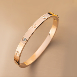 Brazalete de Mujer al por Mayor, Estilo Europeo y Americano, Chapado en Oro, Acero Inoxidable con Incrustaciones de Diamantes, Diseño de Flores y Corazones - Product Image 5