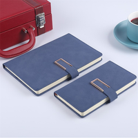 Carnet A5 bleu marine à couverture rigide avec texture en tissu et emplacement pour stylo, idéal pour le bureau professionnel et les réunions avec les clients