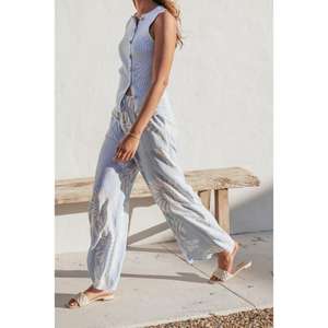 Pantalons de travail élégants et confortables pour femmes, conçus avec un tissu doux, une taille confortable et une coupe facile pour de longues heures de travail au bureau - Product Image 6