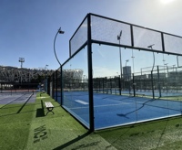 Terrain de padel QJIN, design panoramique classique robuste, terrain de padel-tennis, gazon artificiel résistant aux UV pour hôtels de luxe modernes