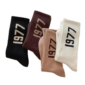 कस्टम लोगो मध्य बछड़ा कपास मोजे पुरुषों महिलाओं शरद ऋतु ऋतु के चालक दल का लोगो शरीर आकस्मिक मध्य-बछड़े का पत्र मोजे - Product Image 4