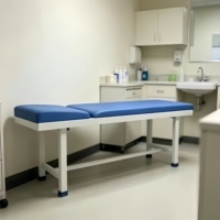 Table d'examen médical manuelle, lit d'hôpital, lit de soins à domicile avec revêtement antibactérien et haute capacité de charge pour usage hospitalier et domestique