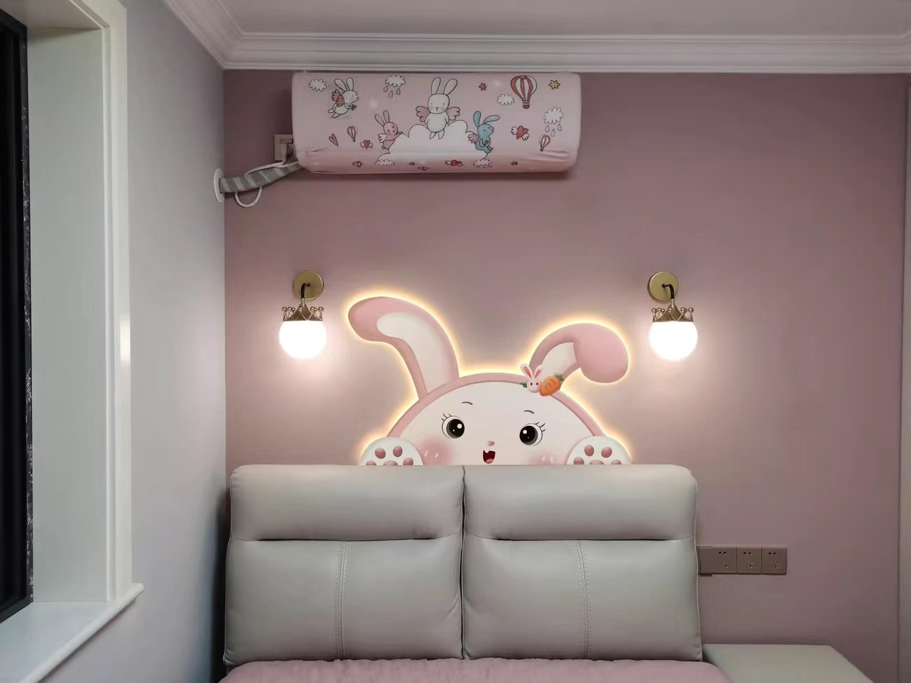 モダンなミニマリストの子供部屋の装飾絵画寝室のベッドサイド