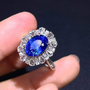 Anillo de Oro Blanco de 18K con Zafiro Azul Cornflower Natural de 5.11ct AIGS y 55 Diamantes Sudafricanos para Damas, Ideal para Eventos Nocturnos - Product Image 3