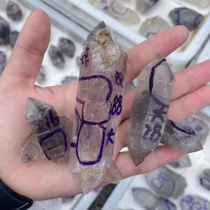 Großhandel Roher Kristallstab Natürliche Bewegliche Wasserblasen Enhydro Quarz Kristallspitze für Meditation & Dekoration - Product Image 1