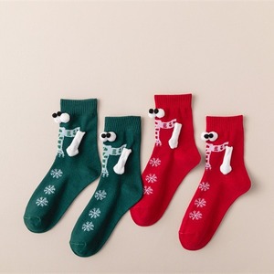 Calcetines navideños con diseño de renos, patrón de copos de nieve rojos y verdes, calcetines de media pantorrilla para mujer para la temporada de invierno. - Product Image 2