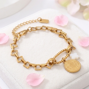 Bracelet vintage en acier inoxydable plaqué or 18 carats avec breloques géométriques, coquillages sculptés, trèfles et médailles pour femme - Product Image 4